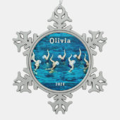 Synchronschwimmen Schneeflocken Zinn-Ornament (Vorderseite)