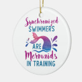 Synchronschwimmer sind Meerjungfrauen im Training Keramik Ornament (Links)