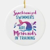 Synchronschwimmer sind Meerjungfrauen im Training Keramik Ornament (Hinten)