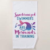 Synchronschwimmer sind Meerjungfrauen im Training Strandtuch (Vorderseite)