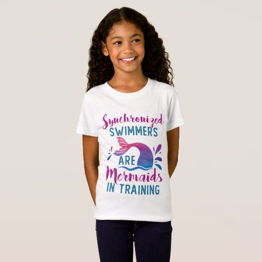 Synchronschwimmer sind Meerjungfrauen im Training T-Shirt (Vorne ganz)