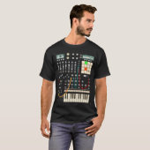 Synthesizer- und Trommelmaschine von Mewzeek t T-Shirt (Vorne ganz)