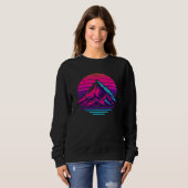 Synthwave-Berg-Sweatshirt – Retro-Sonnenuntergangs Sweatshirt (Vorne ganz)