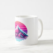 Synthwave Mountain Mug – Retro Sunset Coffee Cup Kaffeetasse (VorderseiteRechts)