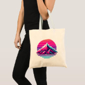 Synthwave Mountain Tote Bag – Retro Sunset Vibes Tragetasche (Vorderseite (Produkt))