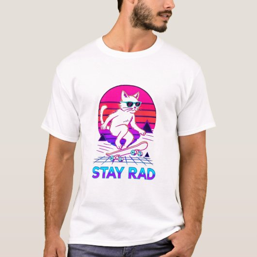 Synthwave Skateboarding Cat – Retro Neon “Stay Rad T-Shirt (Vorderseite)