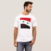 Syrien fahnenschwenkend mit blutroten Rissen T-Shirt (Vorne ganz)