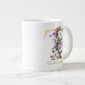 T Letter Gold Monogram White Magenta Lila Floral Jumbo-Tasse (Vorderseite Rechts)