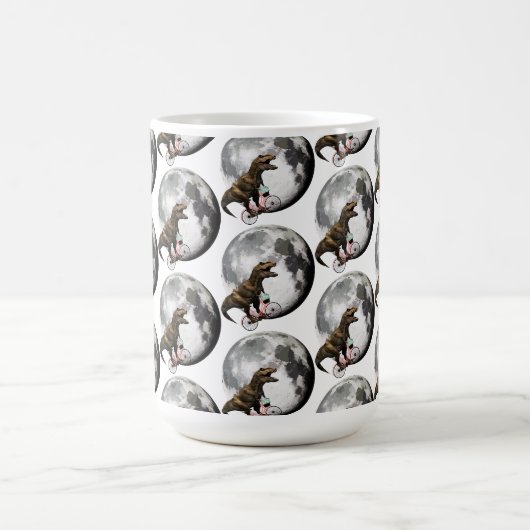 T-Rex auf einem Fahrrad mit Rose am Mond Verwandlungstasse (Zentrum)