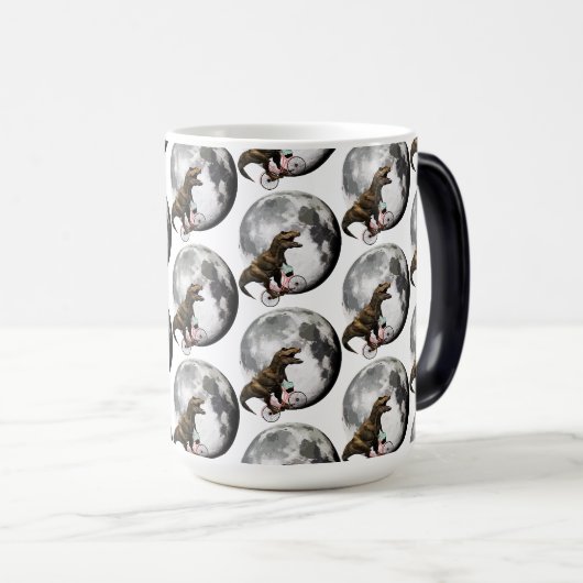 T-Rex auf einem Fahrrad mit Rose am Mond Verwandlungstasse (VorderseiteRechts)