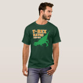 T-Rex, den Hasse drücken, Ups T-Shirt (Vorne ganz)