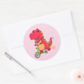 T-rex Dinosaur Reiten eines Scooters Runder Aufkleber (Umschlag)