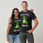 T-Rex hasst Arm-Tag T-Shirt (Unisex)