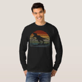 T rex ski character Dinosaur in Scarf Skiing Retro T-Shirt (Vorne ganz)