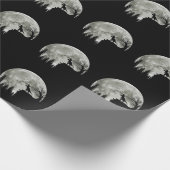 T Rex Stehend auf Mondschein Halloween Geschenkpapier (Ecke)