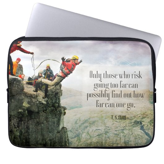 T.S. Eliot inspirierendes Zitat "Wie weit? Laptopschutzhülle (Vorderseite)