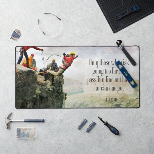 T.S. Eliot inspirierendes Zitat "Wie weit? Schreibtischunterlage (Arbeitsplatz)