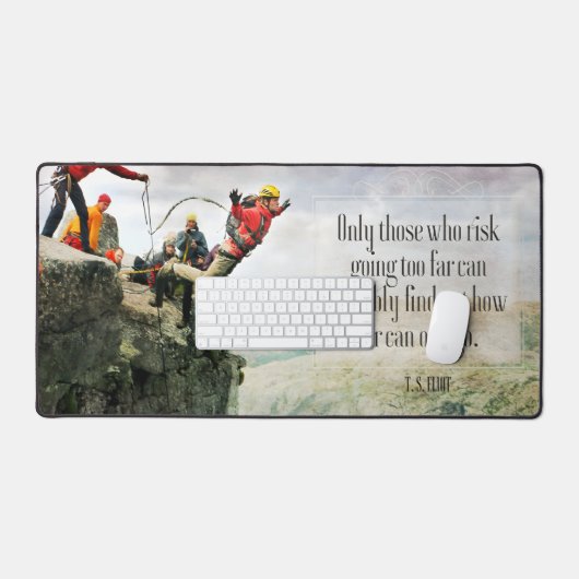 T.S. Eliot inspirierendes Zitat "Wie weit? Schreibtischunterlage (Tastatur & Maus)