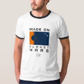 T - Shirt auf dem Planeten Mars mit der Marsflagge (Vorderseite)