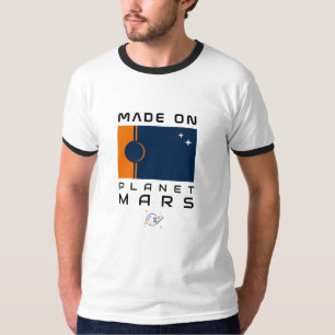 T - Shirt auf dem Planeten Mars mit der Marsflagge