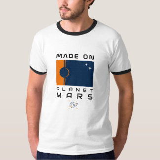 T - Shirt auf dem Planeten Mars mit der Marsflagge