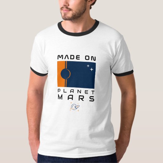 T - Shirt auf dem Planeten Mars mit der Marsflagge (Vorderseite)