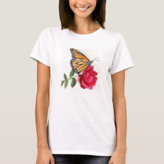 T - Shirt der Frauen mit Monarch Butterfly auf Rot