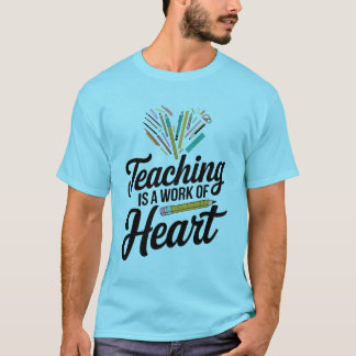 T - Shirt des farbenfrohen Herzens der Schulbedarf