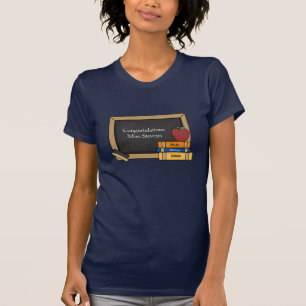 T - Shirt des Lehrers im Blackboard-Congratulatory