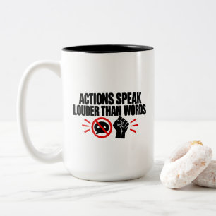 T-Shirt "Handlungen zählen mehr als Worte" Zweifarbige Tasse
