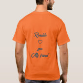 T - Shirt ist orange. (Rückseite)
