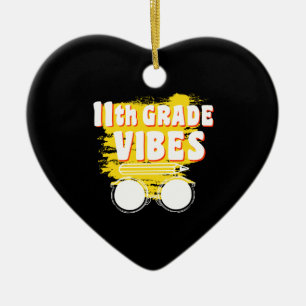 T-Shirt mit 11. Klasse Vibes Zurück zur Schule Ers Keramik Ornament