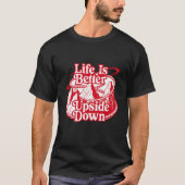 T-Shirt mit Life Is Better Upside Down-Typografie (Vorderseite)