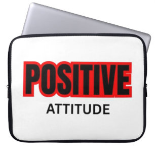T-Shirt mit motivierender Typografie und positiver Laptopschutzhülle