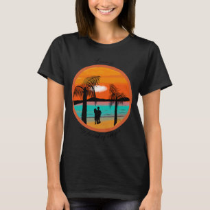 T-Shirt mit warmem Umarmungsdesign und Sonnenunter