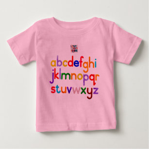 T - Shirt zeigt das englische Alphabet