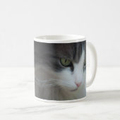 Tabby-and-White Cat Staring Kaffeetasse (VorderseiteRechts)