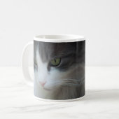 Tabby-and-White Cat Staring Kaffeetasse (Vorderseite Links)