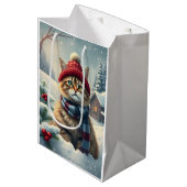 Tabby Cat in Preppy Winter Attraktion und Hat Wint Mittlere Geschenktüte (Vorderseite Schrägansicht)