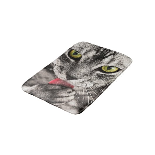 Tabby Cat Licking Paw Badematte (Schrägansicht)