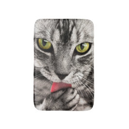 Tabby Cat Licking Paw Badematte