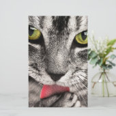 Tabby Cat Licking Paw Briefpapier (Stehend Vorderseite)