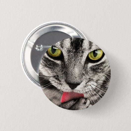 Tabby Cat Licking Paw Button (Vorne & Hinten)