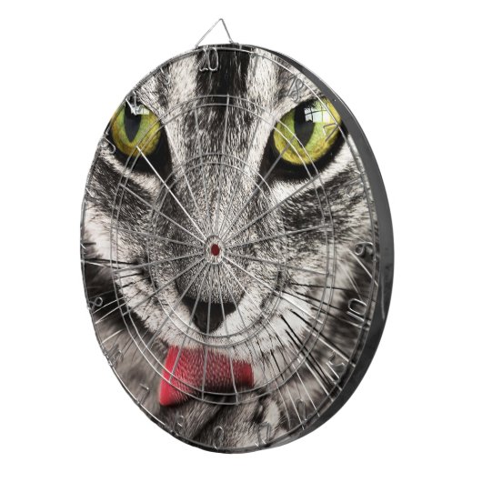 Tabby Cat Licking Paw Dartscheibe (Vorderseite rechts)