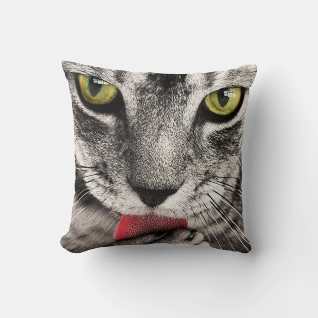 Tabby Cat Licking Paw Kissen (Vorderseite)
