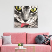 Tabby Cat Licking Paw Leinwanddruck (Insitu (Wohnzimmer))