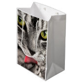 Tabby Cat Licking Paw Mittlere Geschenktüte (Vorderseite Schrägansicht)