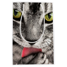 Tabby Cat Licking Paw Mittlere Geschenktüte