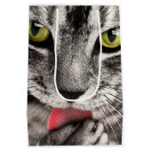 Tabby Cat Licking Paw Mittlere Geschenktüte (Rückseite)