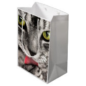 Tabby Cat Licking Paw Mittlere Geschenktüte (Rückseite Schrägansicht)